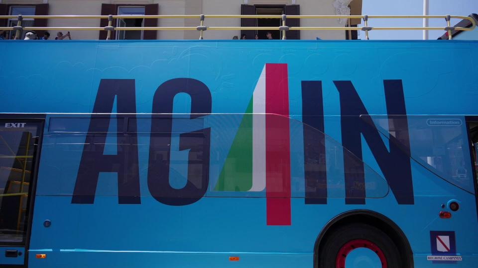 Napoli, l'impressionante video della festa in pullman: un oceano di tifosi acclama Conte e la squadra