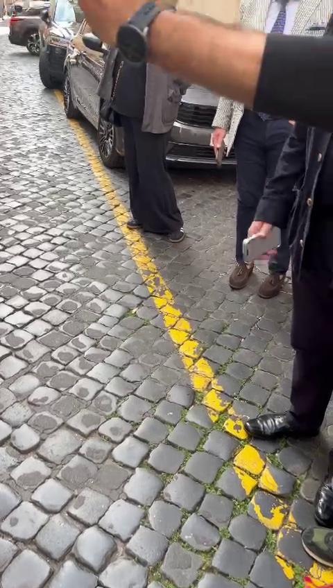 Ranieri e la passeggiata con la moglie in centro: "Chi è l'allenatore?"