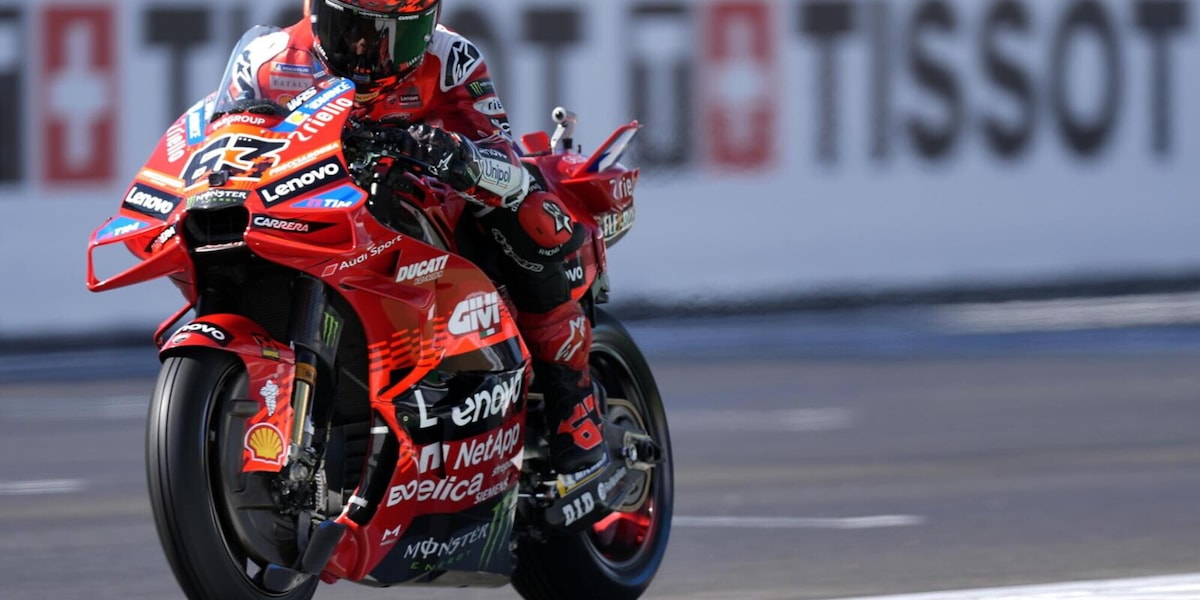 MotoGP: Bagnaia in caduta libera, ma l’Italia riscopre Bezzecchi e l’Aprilia
