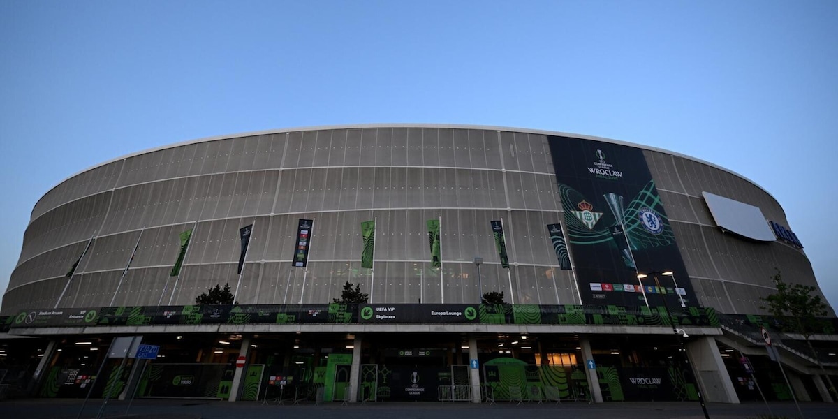 Tensioni e incidenti nella notte tra tifosi di Betis e Chelsea prima della finale di Conference League
