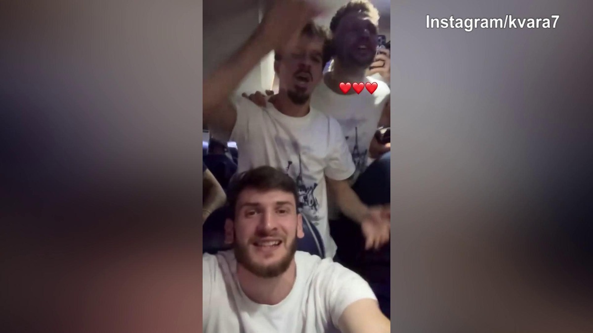 Psg campione d'Europa, Kvara festeggia il trofeo