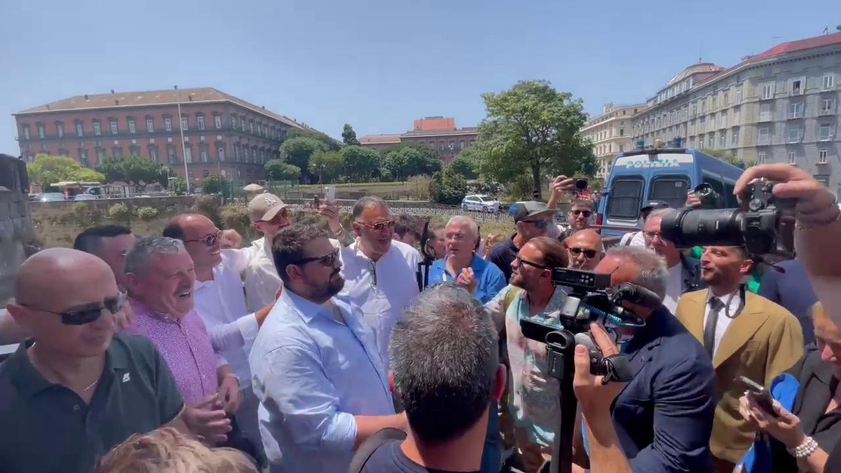 Napoli, Mertens incontra Tommaso Starace all'esterno del Maschio Angioino