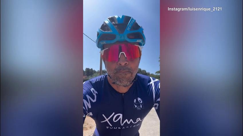 Luis Enrique canta i cori del Psg in bicicletta