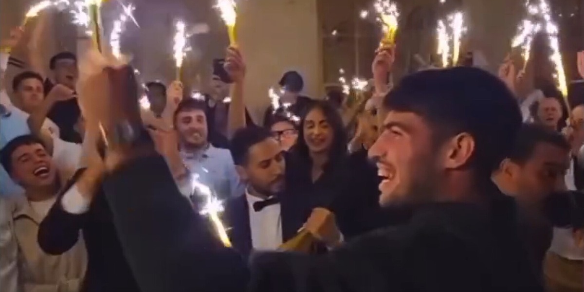 Champagne, candele e musica: il video del super party di Alcaraz