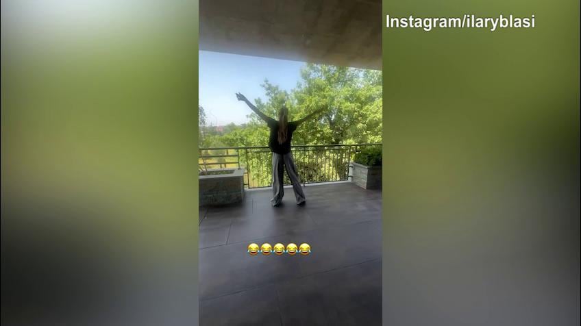 Ilary Blasi scatenata balla sul terrazzo di casa