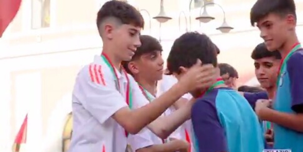 Lazio e Roma oltre la rivalità: i ragazzi si scambiano le medaglie