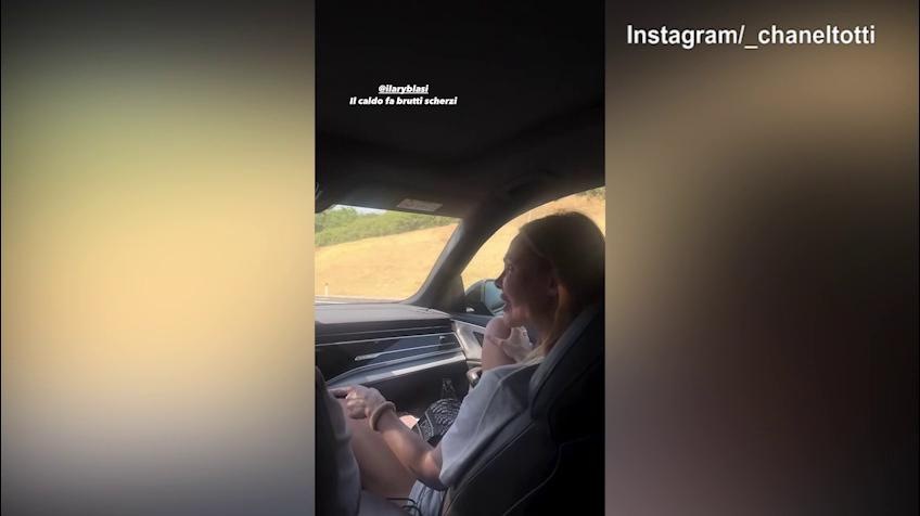 Ilary Blasi scatenata in auto: balla sulle note di Loredana Bertè