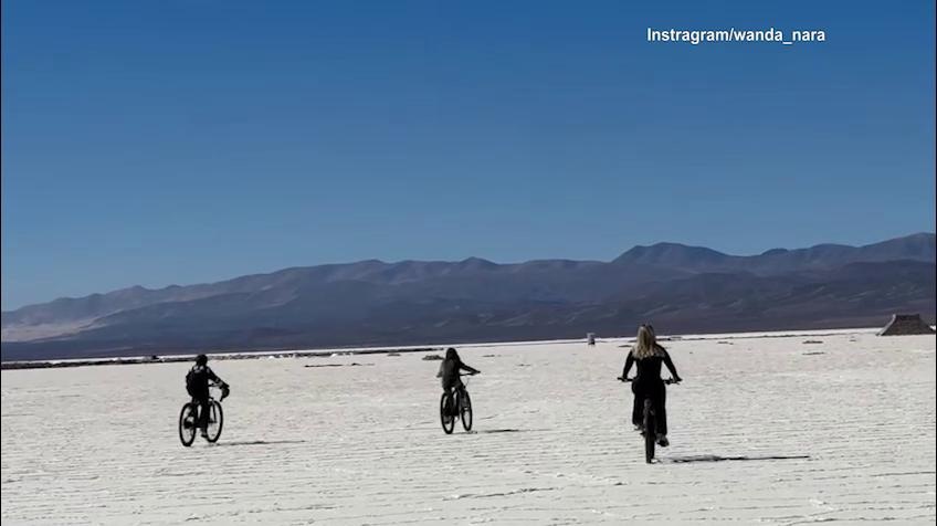 Wanda Nara in bicicletta nel deserto