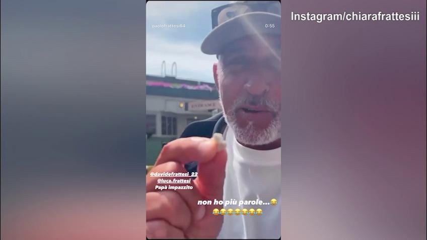 La famiglia Frattesi davanti al muro di Gomme: la scenetta è divertente...