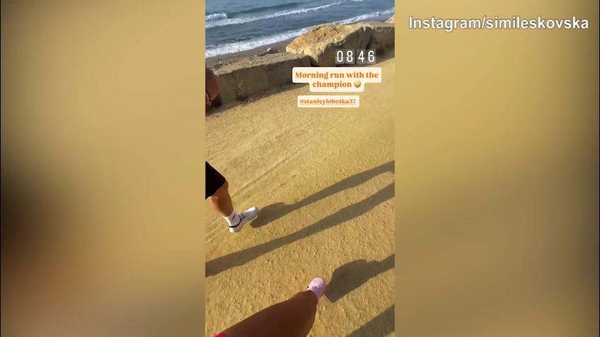 Napoli, Lobotka e la compagna corrono in spiaggia