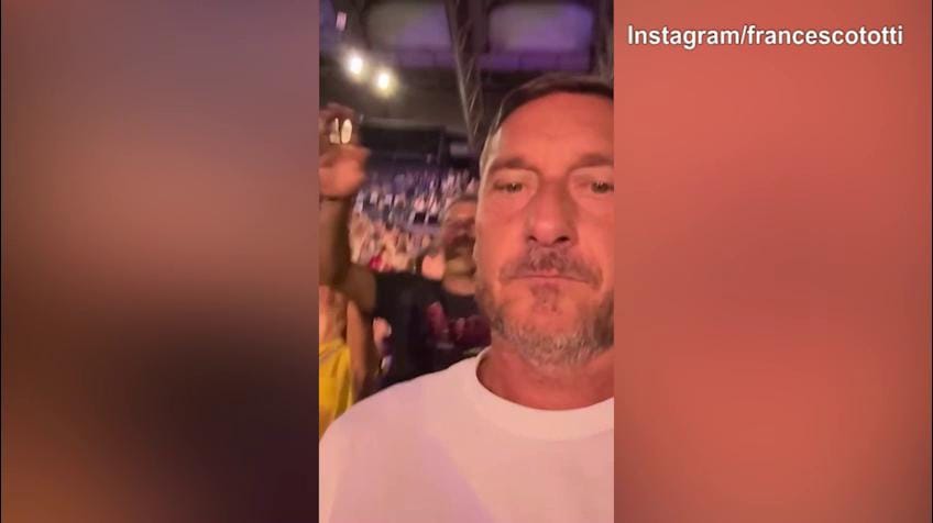 Francesco Totti e Noemi Bocchi scatenati al concerto di Vasco Rossi
