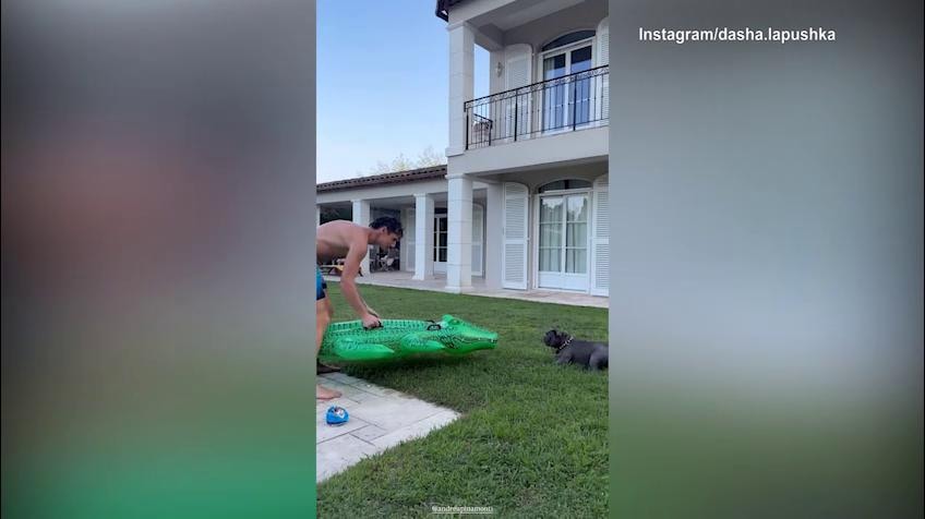 Pinamonti, scherzetto al cagnolino
