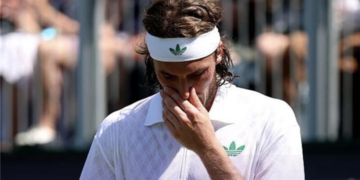 Tsitsipas distrutto dopo l'infortunio a Wimbledon, la frase in conferenza lascia dubbi sul suo futuro: "Se continua così..."