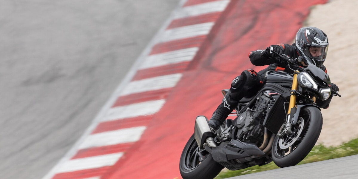 Speed Triple 1200 RS 2025: la naked sportiva di Triumph diventa ancora più estrema