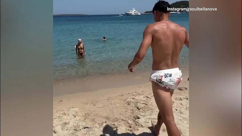 Bellanova, scherzetto alla mamma al mare