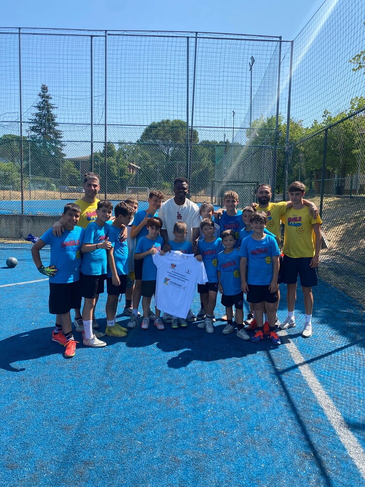 I ragazzi dello Zig Zag Smile Camp premiano Kouan