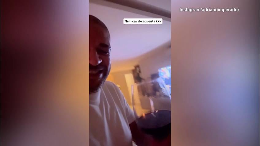 Adriano danza...col calice di vino