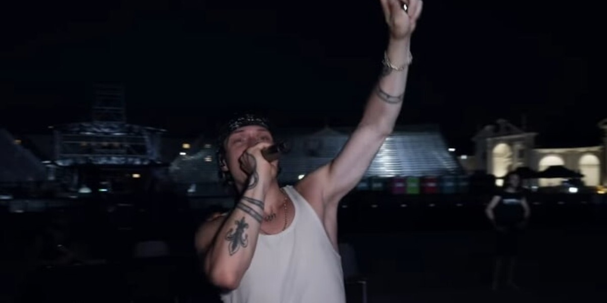 Irama, iniziato con successo il tour estivo: il gesto da brividi per una fan