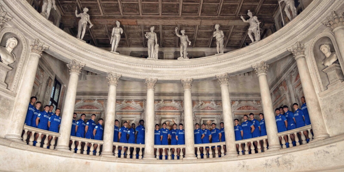 Rugby e cultura, binomio vincente: la Nazionale U20 in posa al Teatro all'Antica di Sabbioneta prima del Mondiale