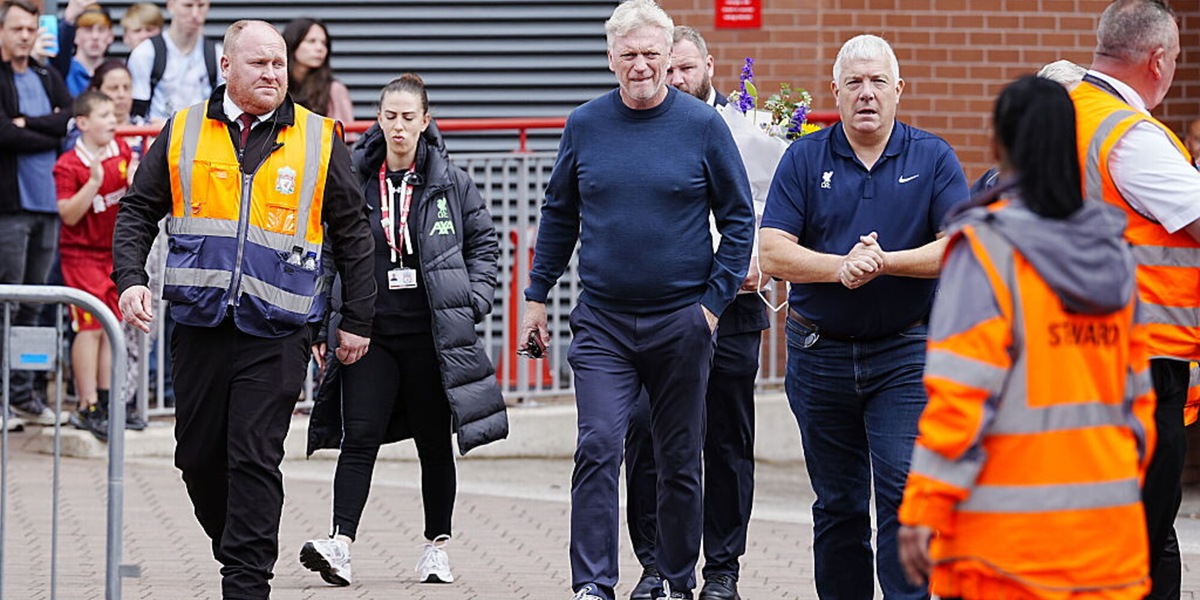 Il meraviglioso gesto dell'Everton per Diogo Jota: Moyes commosso e i fiori ad Anfield