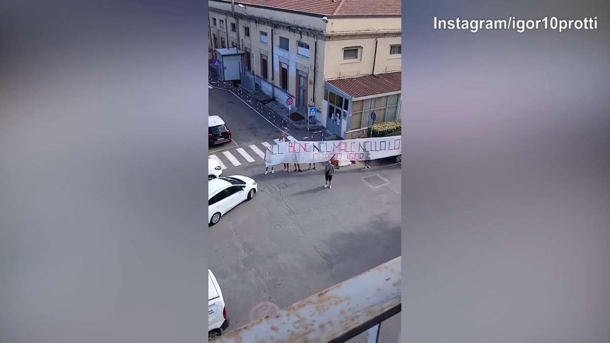 Igor Protti, lo striscione dei tifosi fuori dall’ospedale. Lui ringrazia in lacrime