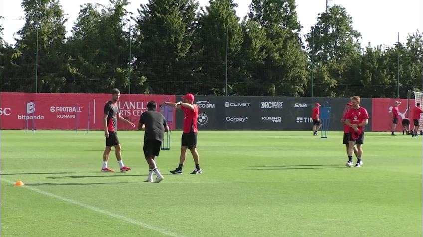 Il primo giorno in campo del Milan: Allegri "richiama" subito Leao