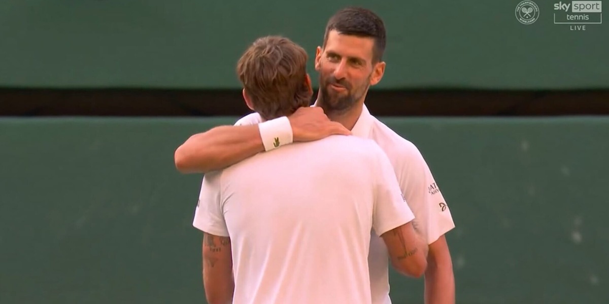 Djokovic, il bellissimo gesto verso Cobolli a rete dopo la vittoria a Wimbledon: le telecamere pizzicano la frase detta a Flavio
