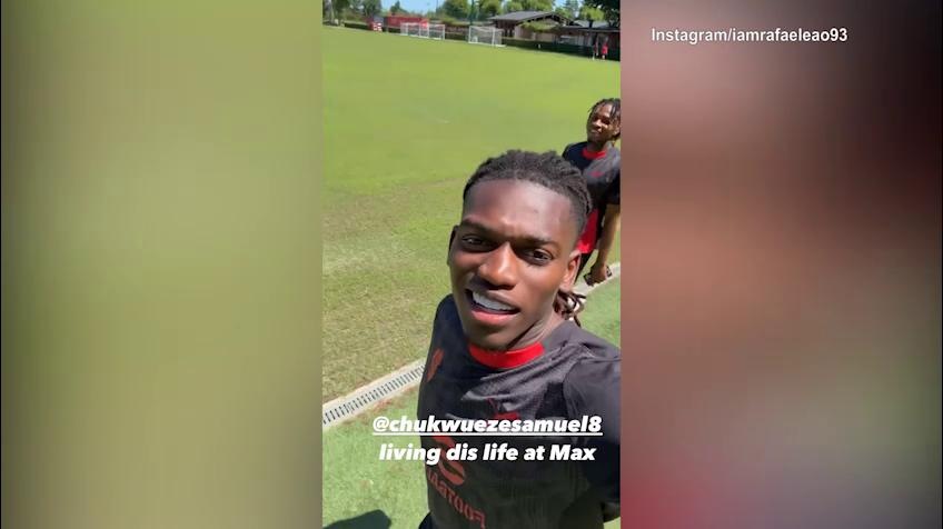 Leao e Chukwueze, quante risate a Milanello