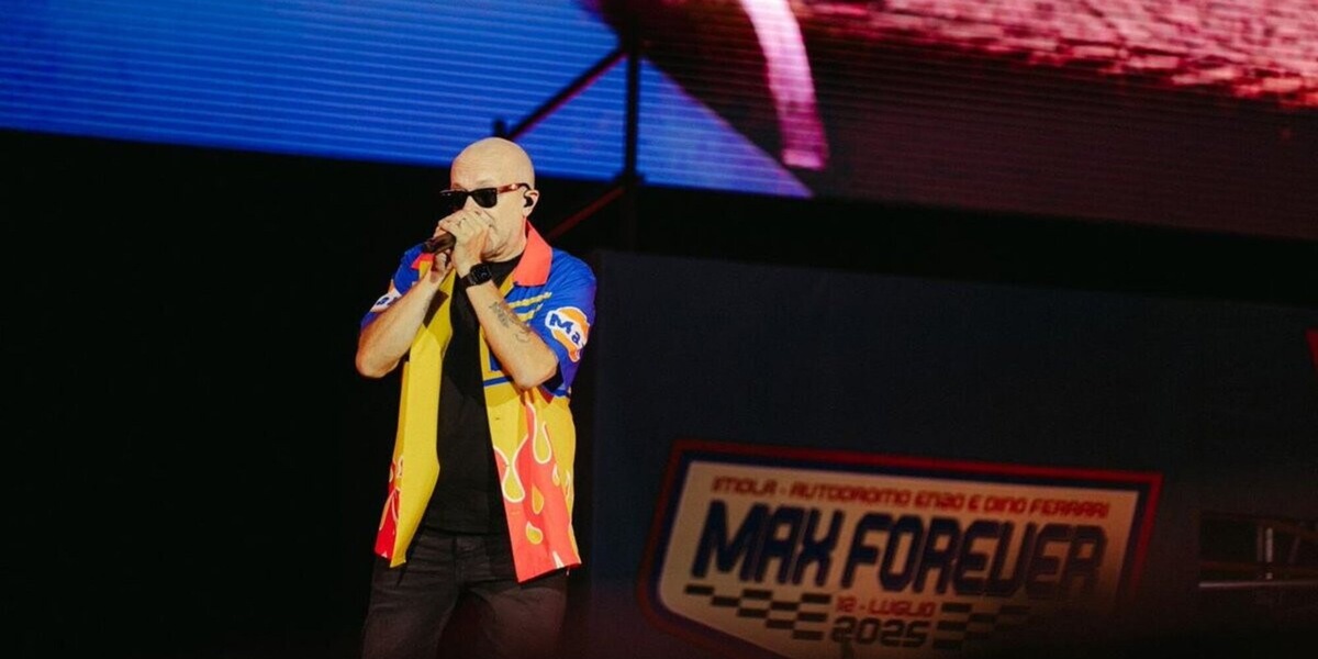 Max Pezzali strega e commuove Imola tra canzoni eterne e quel ricordo di Senna...