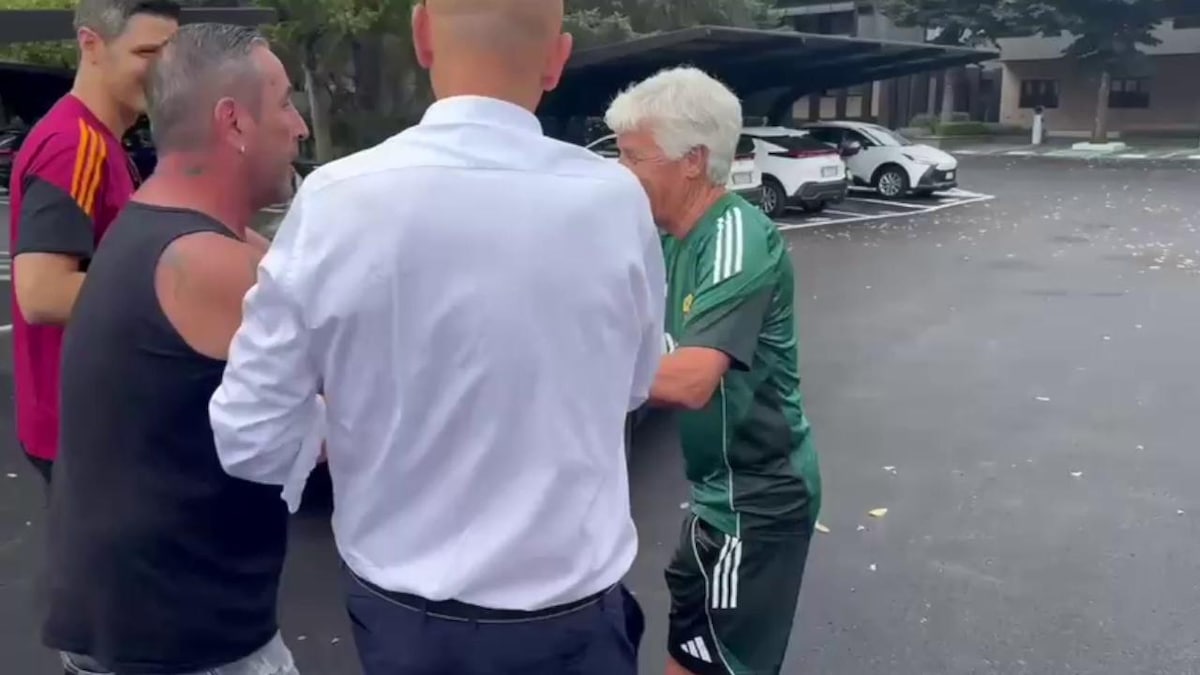 Gasperini alla Roma, primi autografi con i tifosi fuori Trigoria