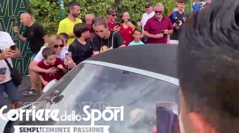 Entusiasmo Roma: da Dybala a Svilar, l'arrivo dei giocatori a Trigoria per il raduno