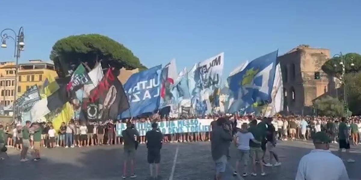 Lazio, i tifosi sfilano a Roma contro la proprietà