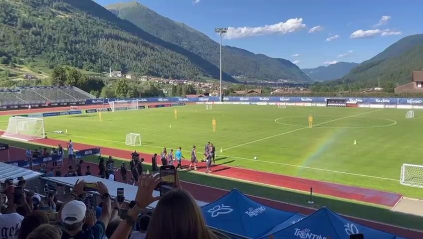Il Napoli scende in campo a Dimaro per l'allenamento: parte il coro dei tifosi