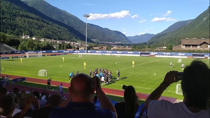 Napoli: l'ingresso della squadra sul campo di Dimaro, i tifosi cantano "i campioni dell'Italia siamo noi"