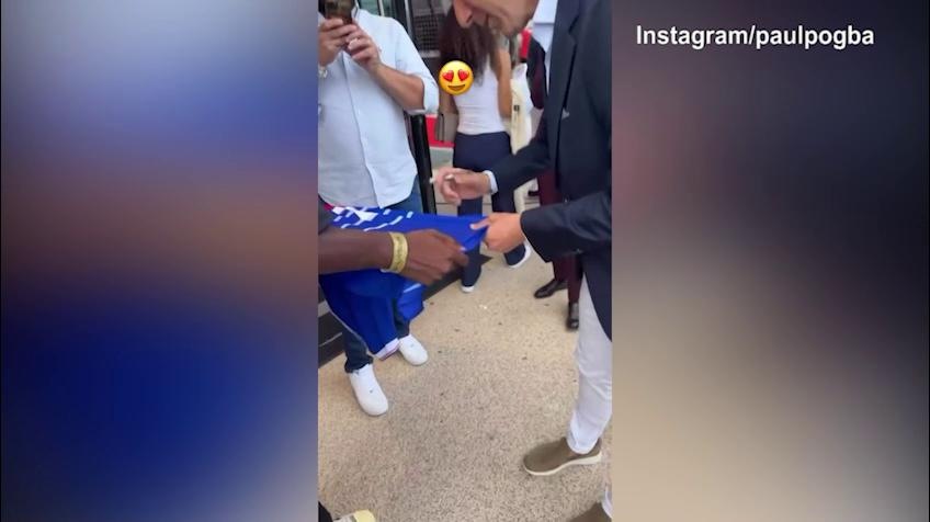 Pogba e una firma speciale sulla maglia della Francia