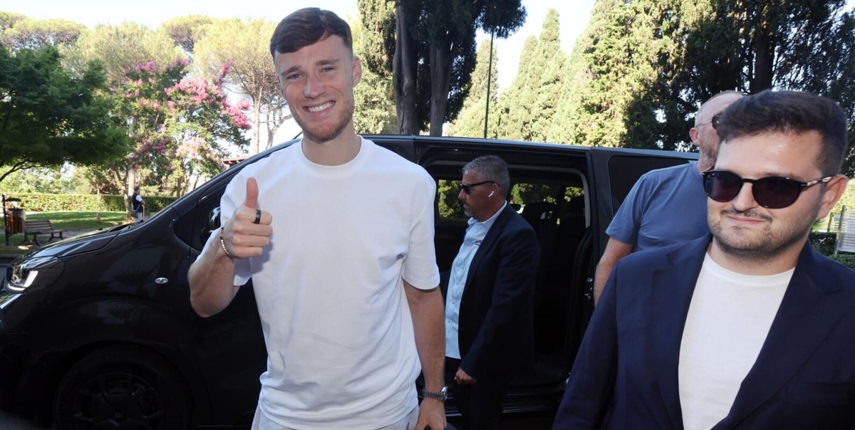 Napoli, ecco Beukema: l'arrivo a Villa Stuart per le visite mediche