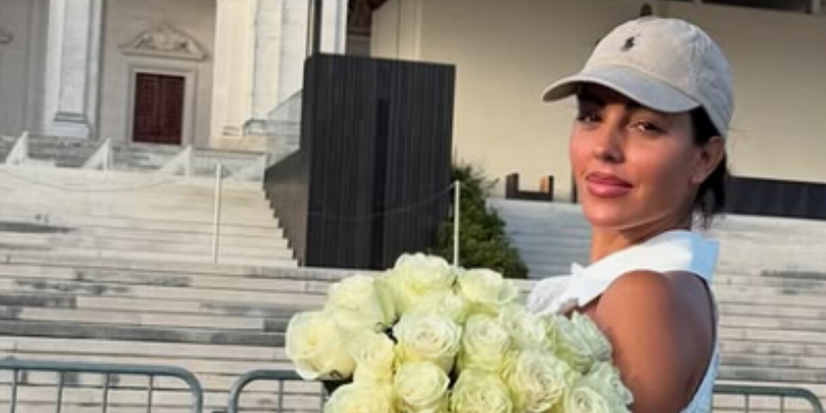 Georgina Rodriguez al Santuario di Fatima con la borsa da oltre 40mila euro