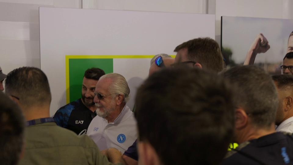 De Laurentiis, selfie con i tifosi durante il ritiro di Dimaro