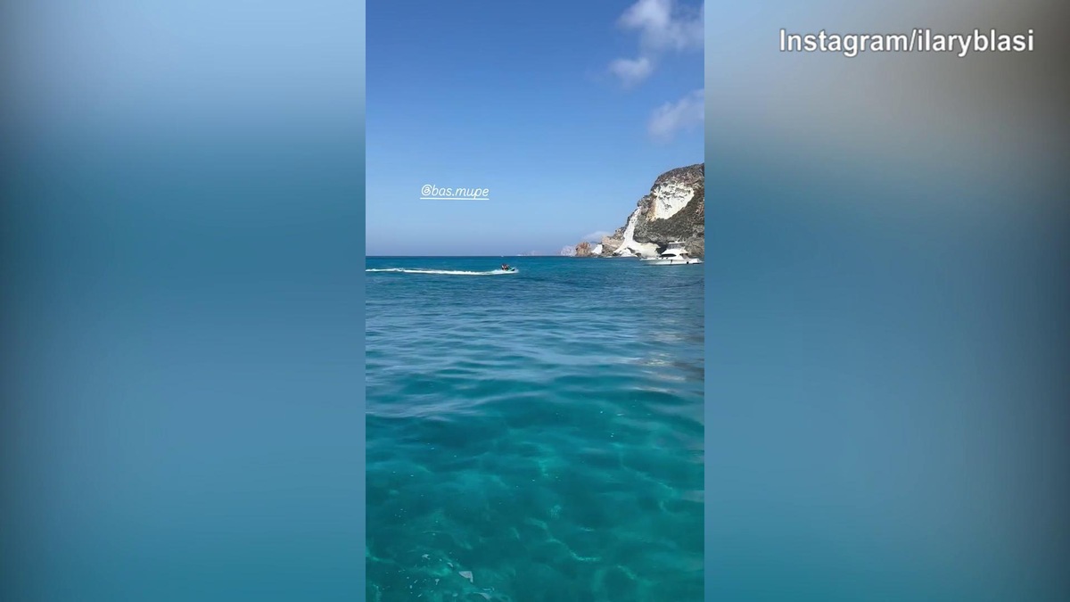 Ponza, Bastian alla guida della moto d'acqua con Isabel Totti