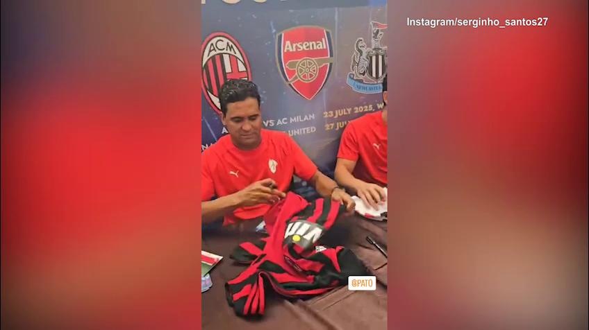 Milan, coda di tifosi per l'autografo di Serginho e Pato