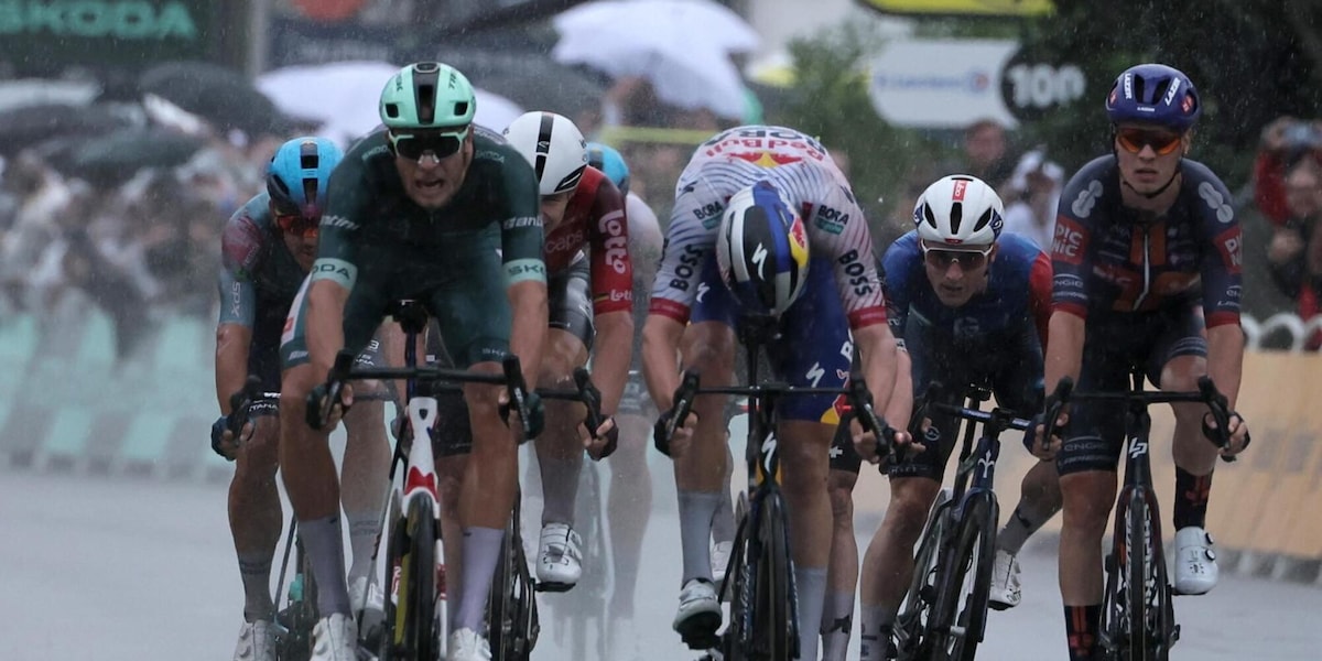 Tour de France, impresa di Milan sotto la pioggia. Pogacar resta in giallo