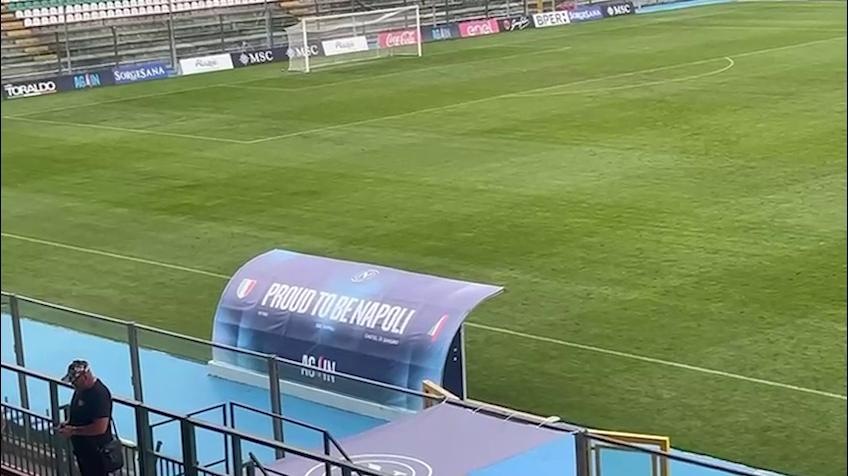 Conte corre da solo dopo l'allenamento della squadra a Castel di Sangro