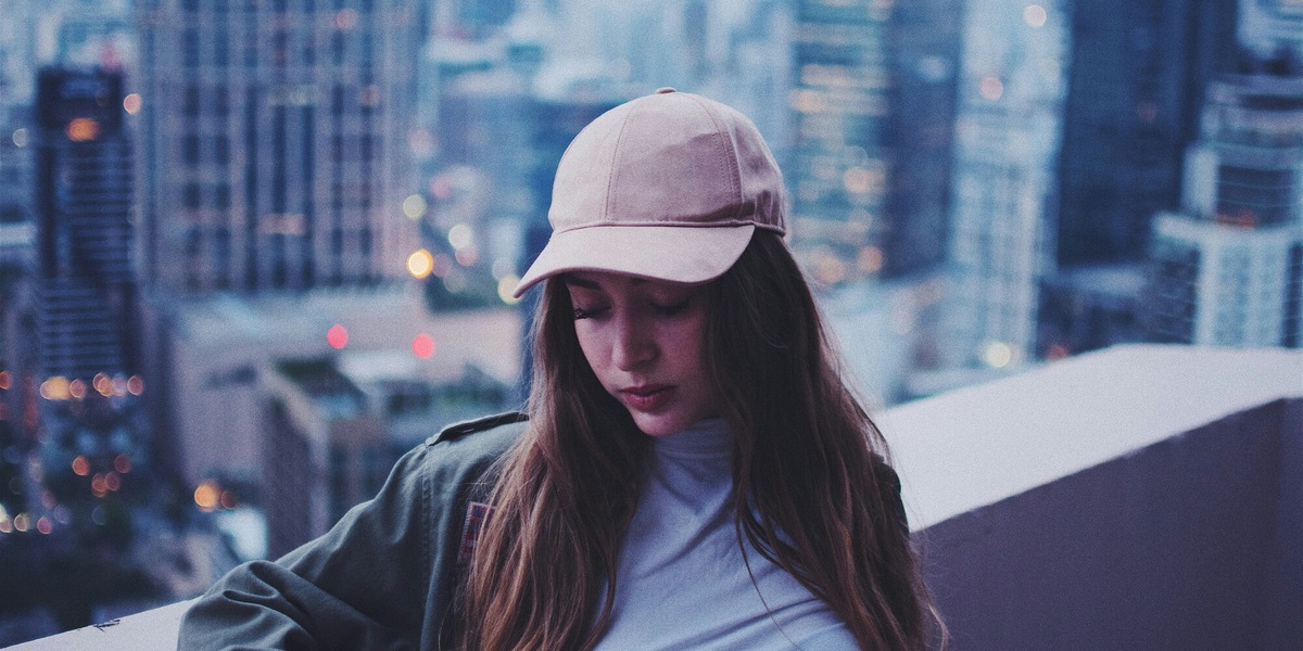 Multe oltre 2mila euro a chi indossa un cappello con visiera: ecco il Paese che lo ha vietato