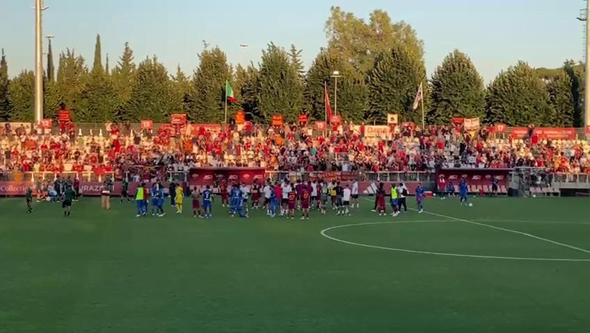 Roma, la squadra e Gasperini salutano il pubblico del Tre Fontane dopo l'amichevole