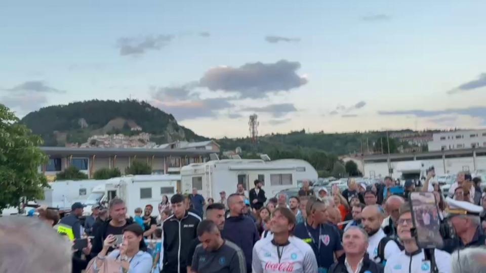 Conte, che sorpresa a Castel di Sangro: il sindaco gli fa gli auguri con i fuochi d'artificio!