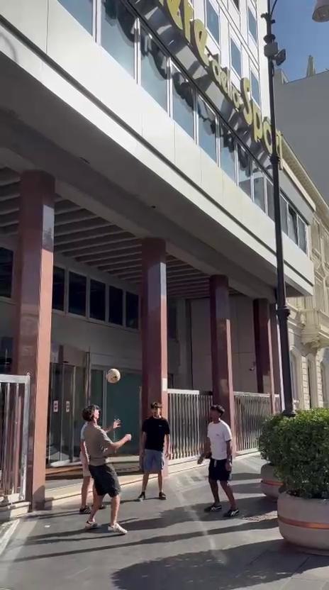 I Papa Boys palleggiano sotto la sede del Corriere dello Sport