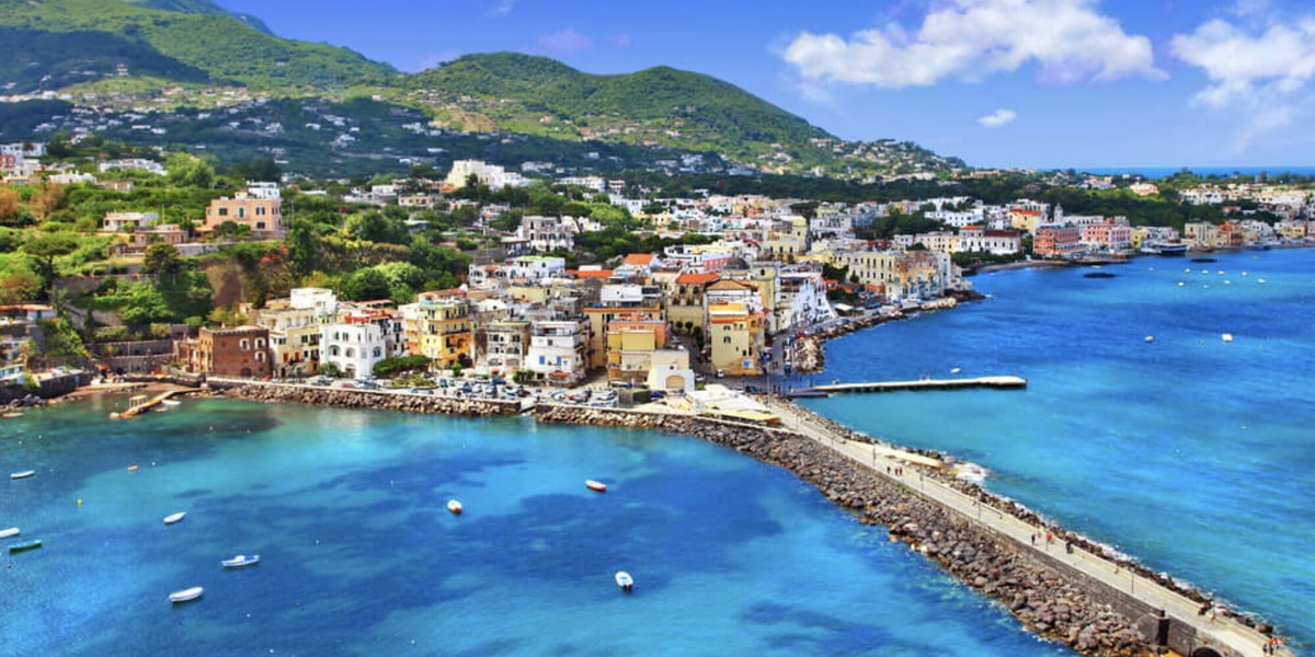 Ischia Noir Festival: dal 7 al 9 agosto l’isola si tinge di mistero con la seconda edizione del festival del giallo