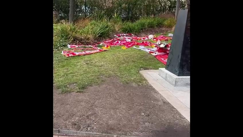 Fiori, bigliettini e e sciarpe per Diogo Jota fuori dallo stadio di Liverpool