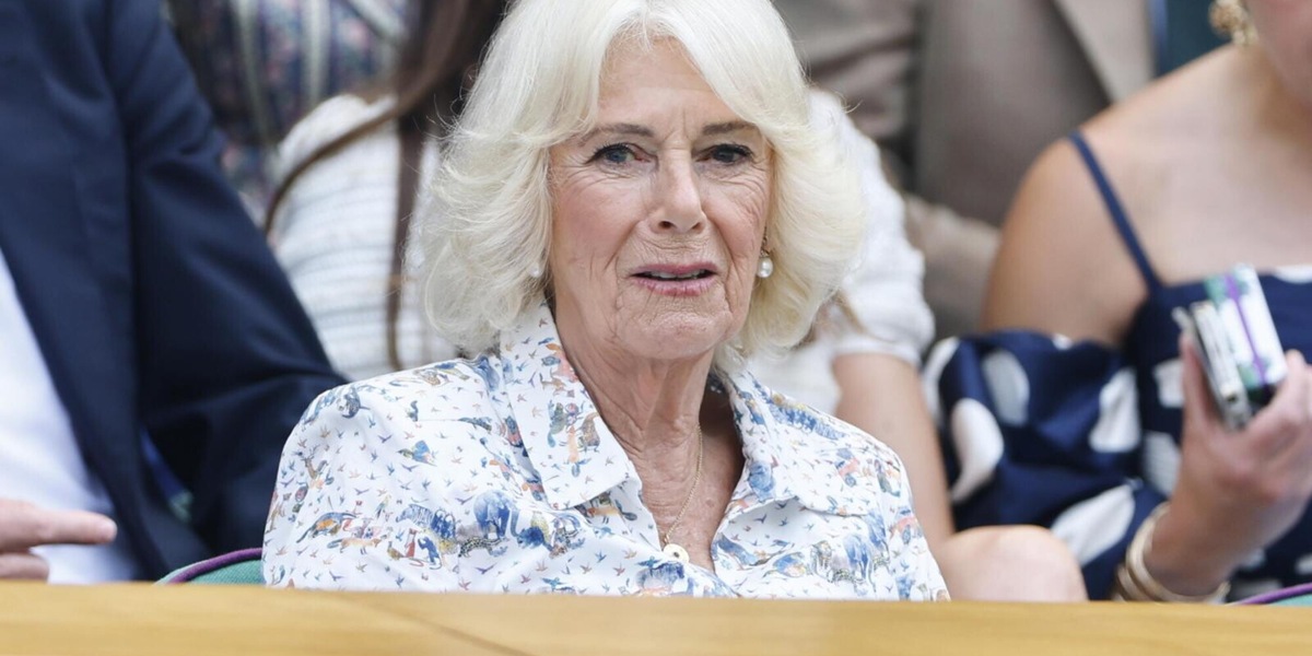 Camilla in vacanza (senza Re Carlo) sullo yacht del miliardario sceicco: scoppia la polemica
