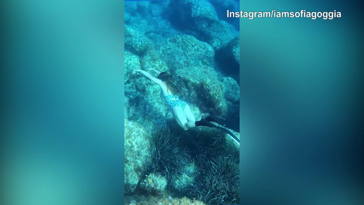 Sirenetta Goggia si diverte in acqua